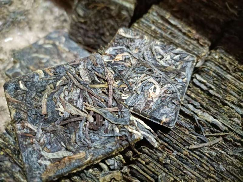 2020年易武弯弓古树生茶8克一片薄片方砖