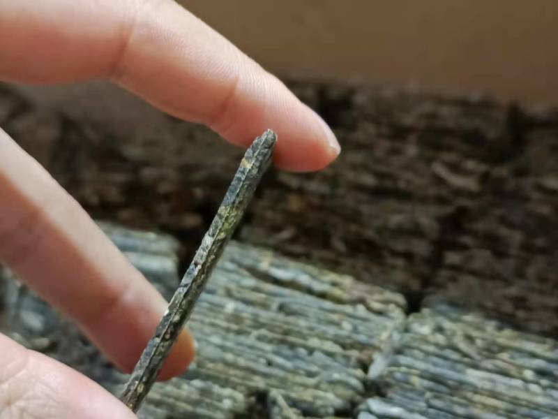 2020年易武弯弓古树生茶8克一片薄片方砖