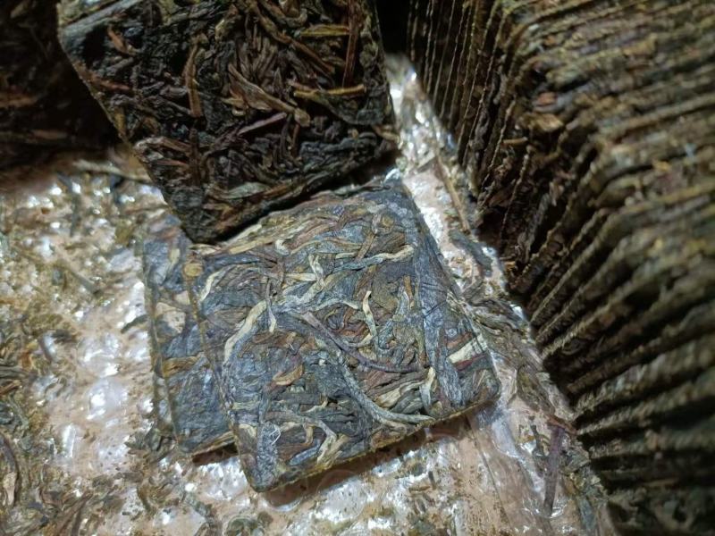 2020年易武弯弓古树生茶8克一片薄片方砖