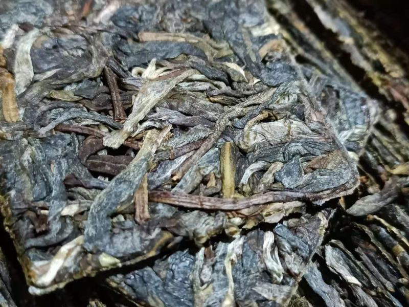 2020年易武弯弓古树生茶8克一片薄片方砖