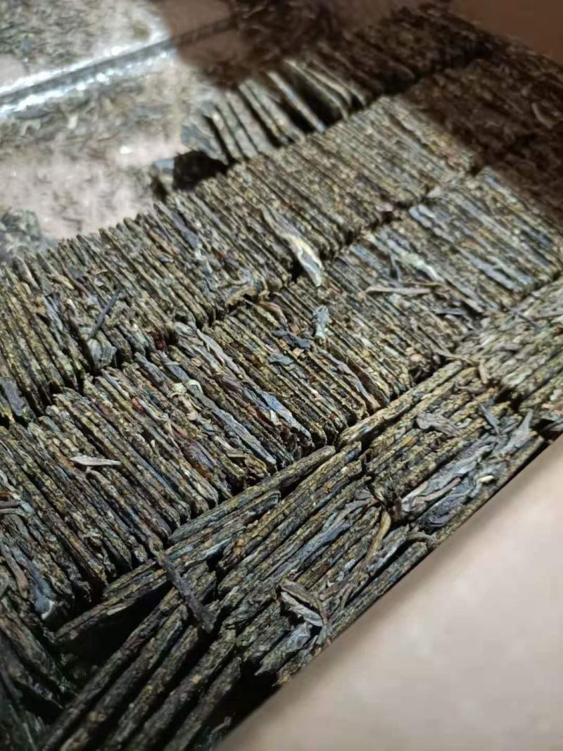 2020年易武弯弓古树生茶8克一片薄片方砖