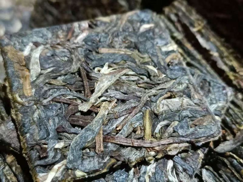2020年易武弯弓古树生茶8克一片薄片方砖