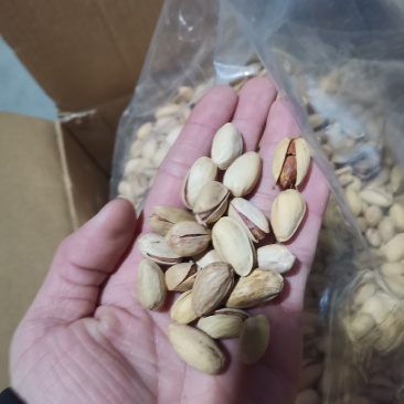 （包邮）新疆坚果开心果，原味奶香味，机开，自开。中通快递