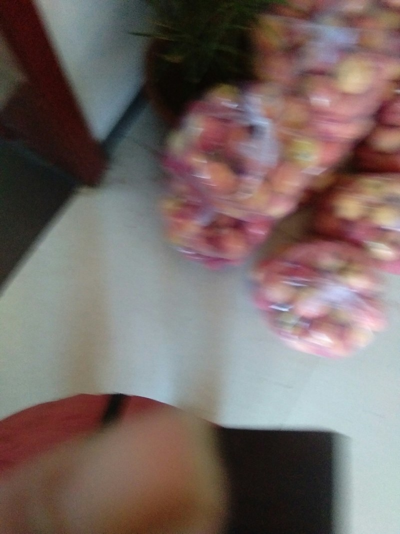 青龙大山套袋富士热卖中，色红。欢迎大家选购