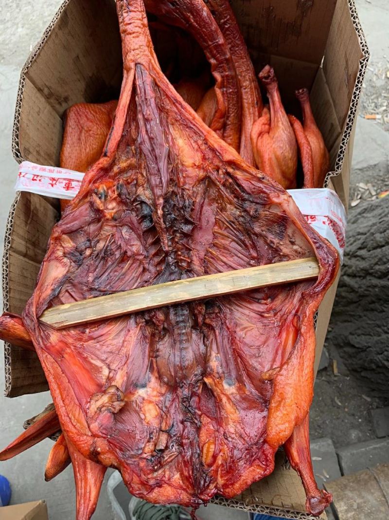 精品烟熏酱香板鸭烤鸭地摊门店热卖2.6斤左右