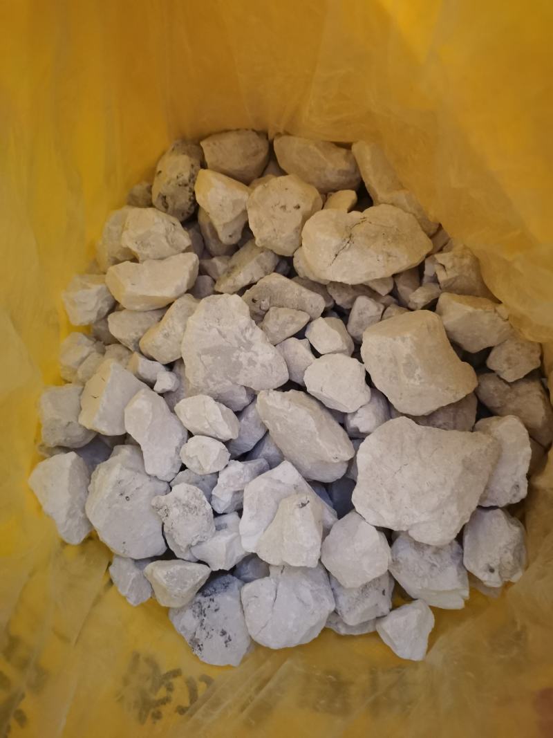 石灰，四川消毒石灰，一到五公分，不含粉沫。