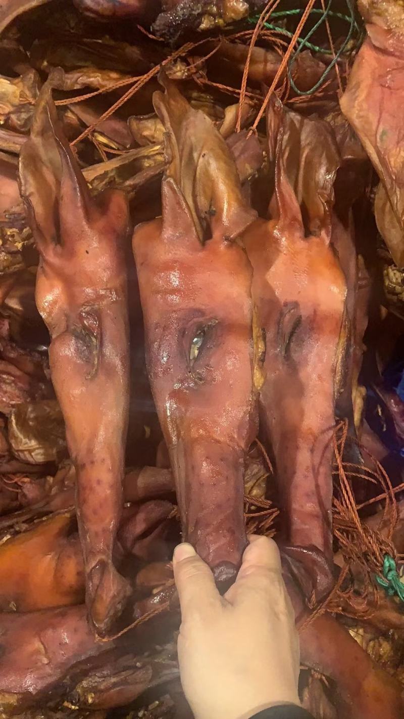 烟熏猪头/带耳猪头肉，纯干的质量保证，大量现货，价格便宜