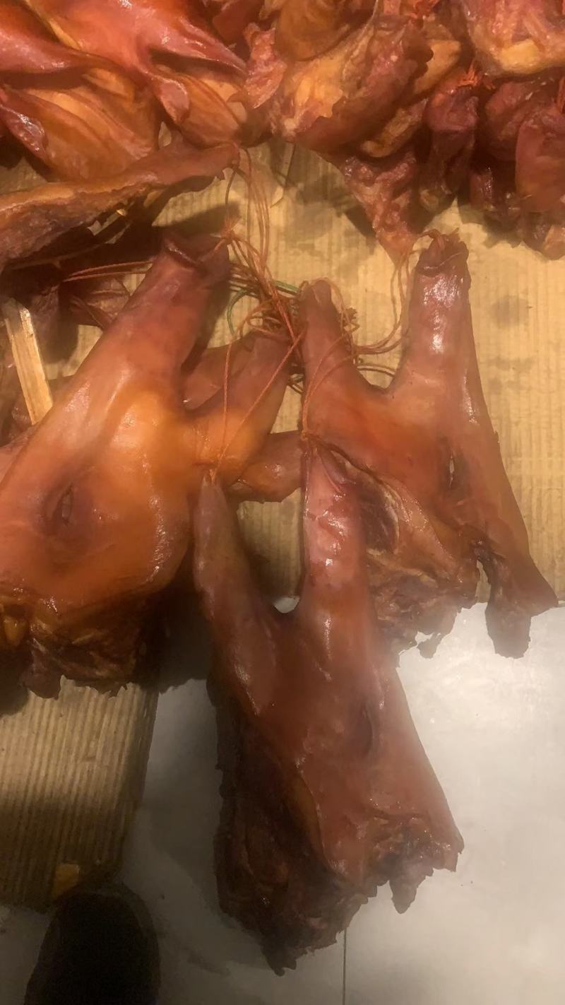 烟熏猪头/带耳猪头肉，纯干的质量保证，大量现货，价格便宜