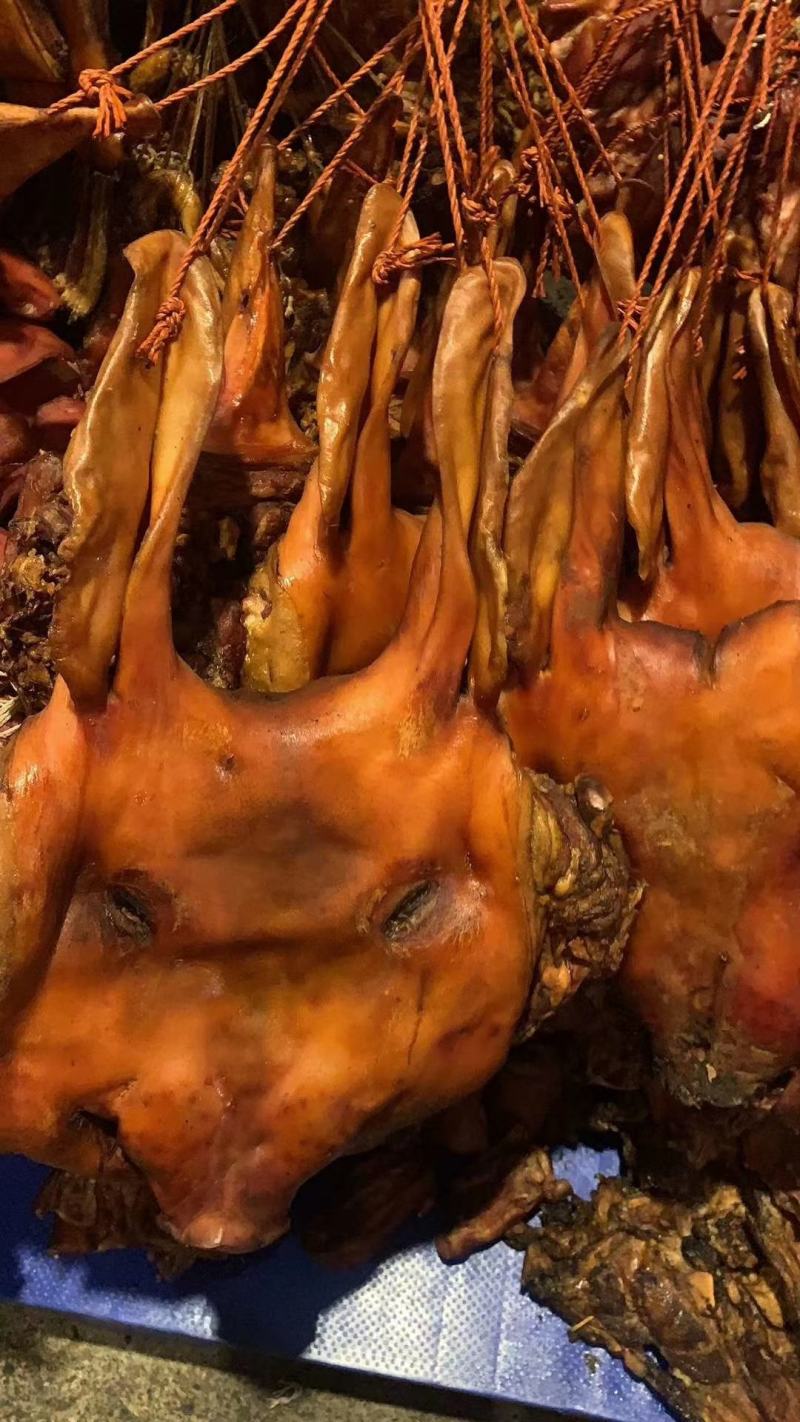 烟熏猪头/带耳猪头肉，纯干的质量保证，大量现货，价格便宜