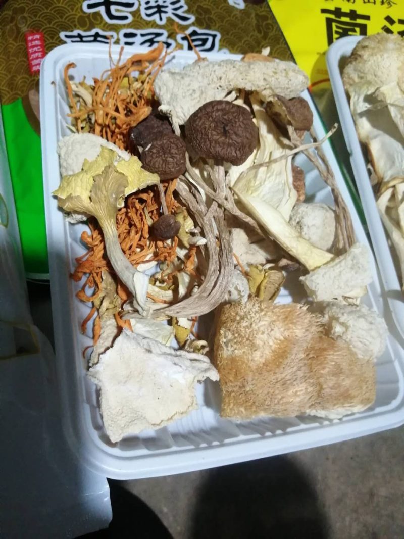 菌汤包一包够四五个人吃，一包能吃到不同的味道