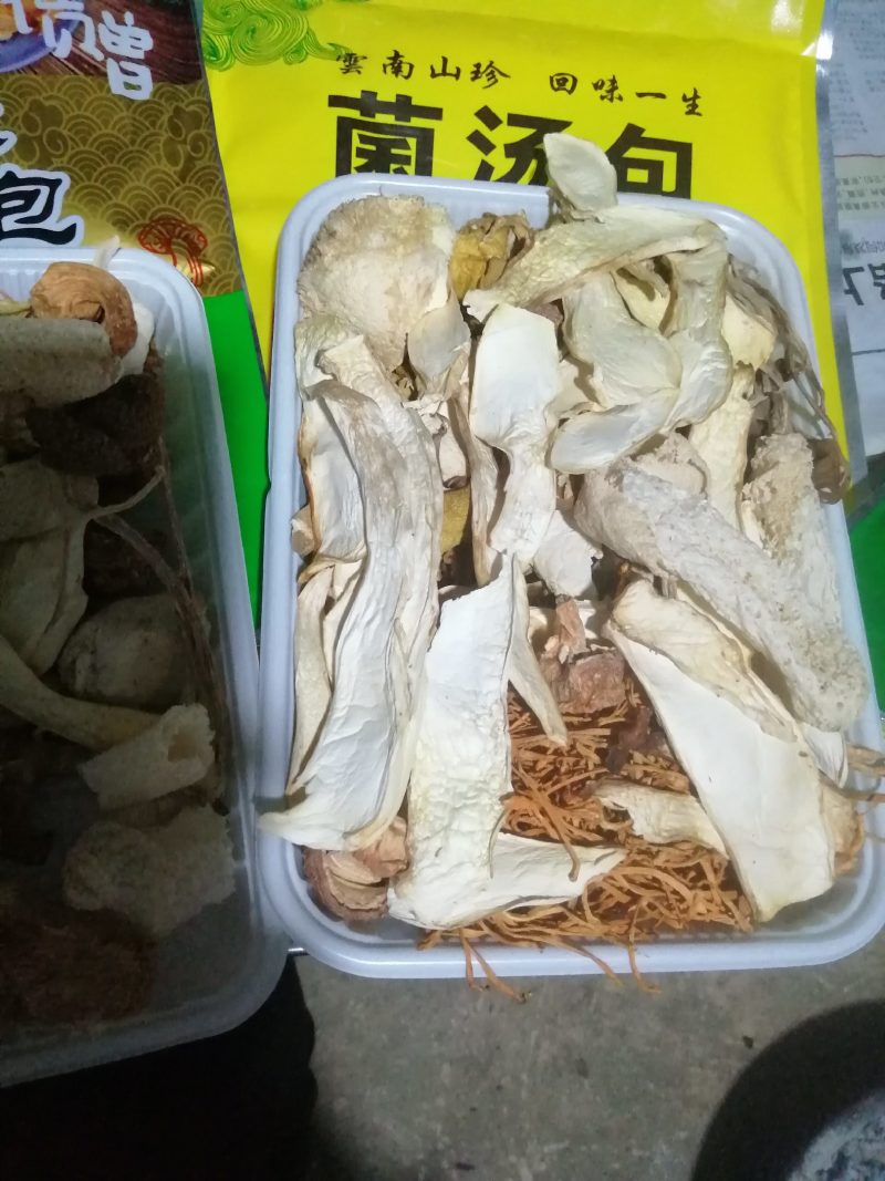 菌汤包一包够四五个人吃，一包能吃到不同的味道