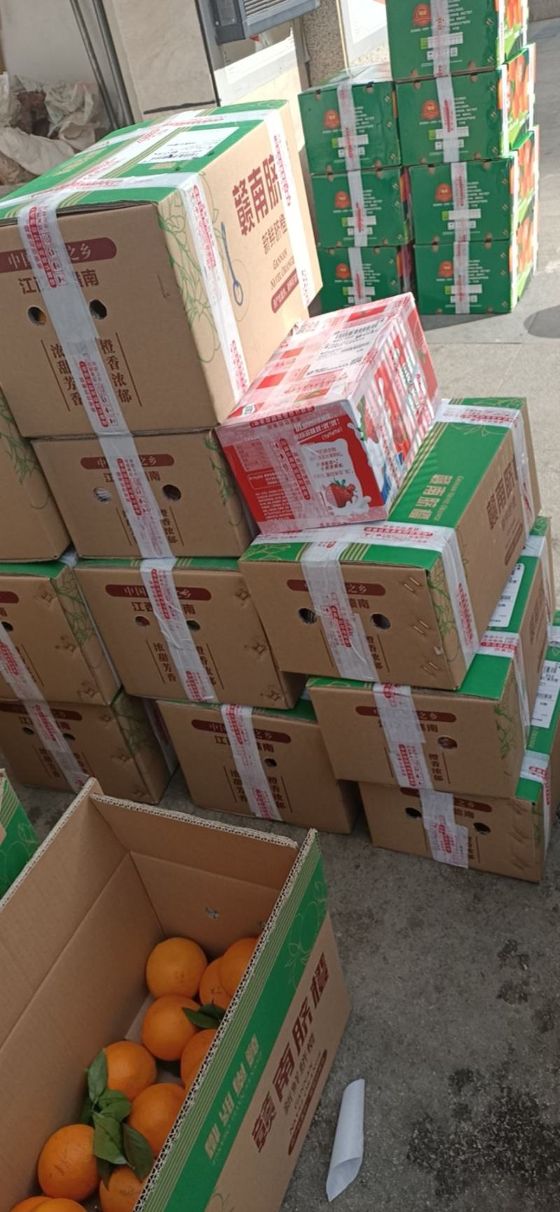 正宗赣南脐橙现釆现发，自家果园，一件代发，10斤起发