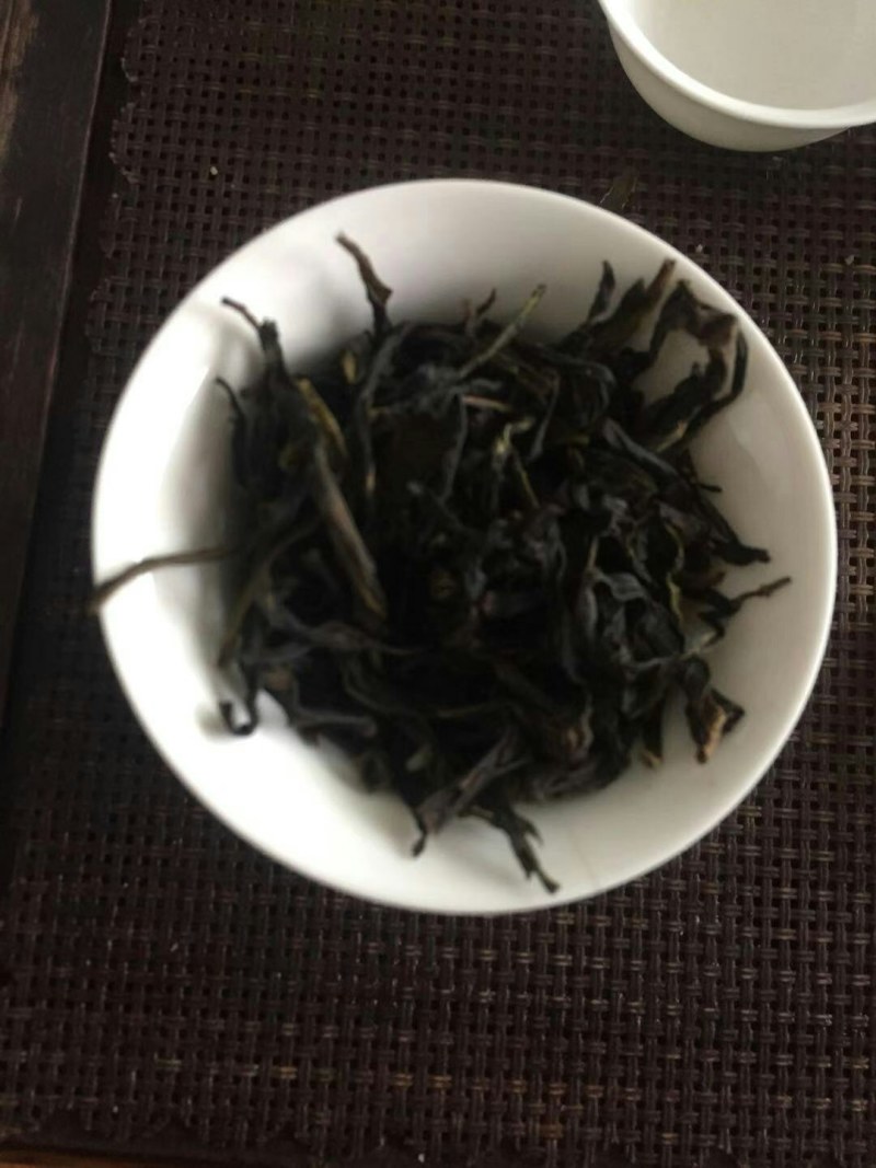 凤凰高山乌种单丛是一款有着高山也韵味，海拔1000米