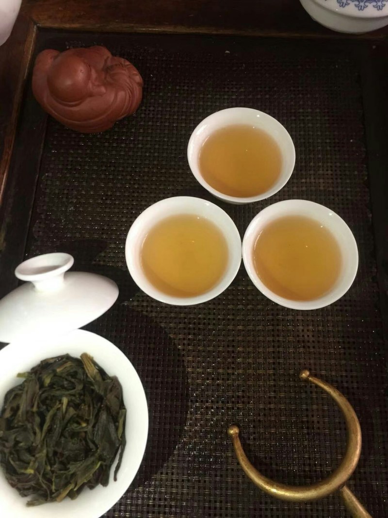 凤凰高山乌种单丛是一款有着高山也韵味，海拔1000米