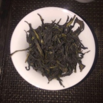 凤凰高山乌种单丛是一款有着高山也韵味，海拔1000米