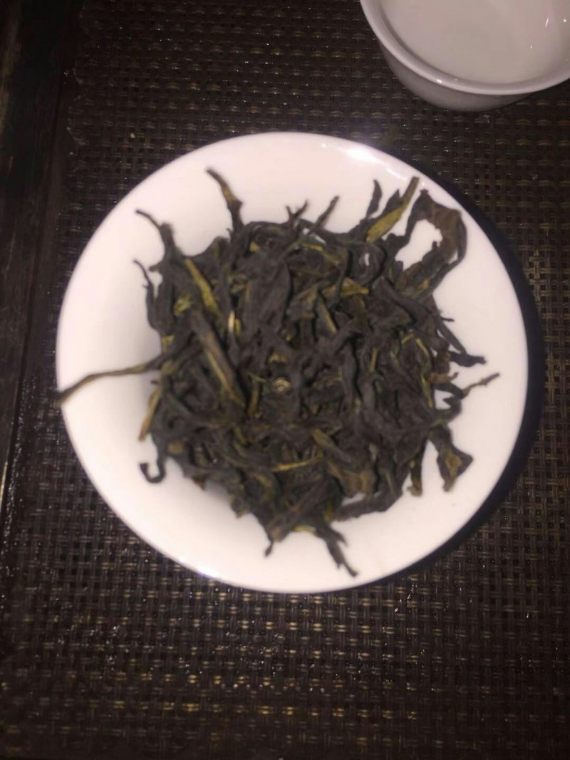 凤凰高山乌种单丛是一款有着高山也韵味，海拔1000米