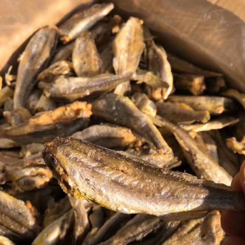黄花鱼，即食就可以，吃起来特别脆，质量**好。