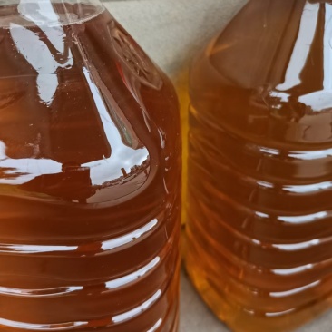 正宗山茶油，纯手工制作。