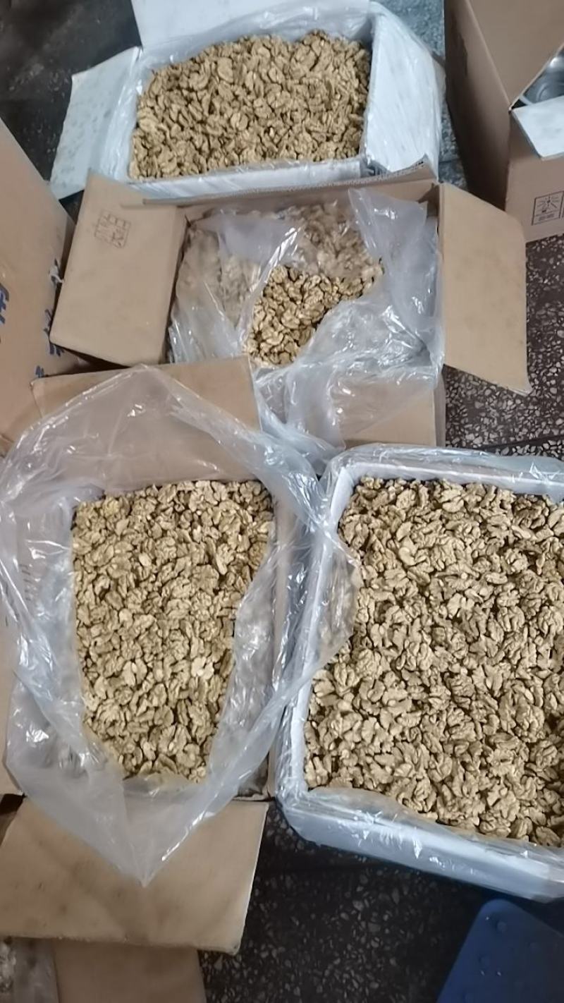 云南老树核桃仁手工剥壳核桃仁，手工挑选尖白核桃仁