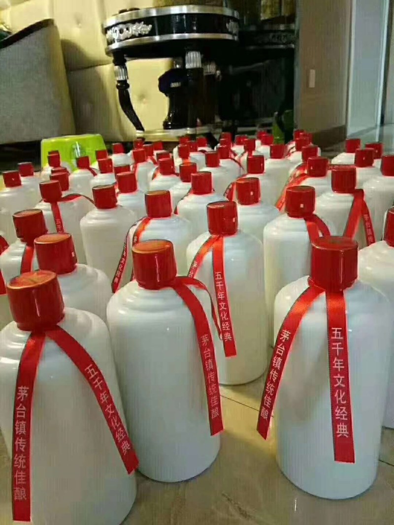贵州省仁怀茅台镇酒厂生产53度，酱香型白酒