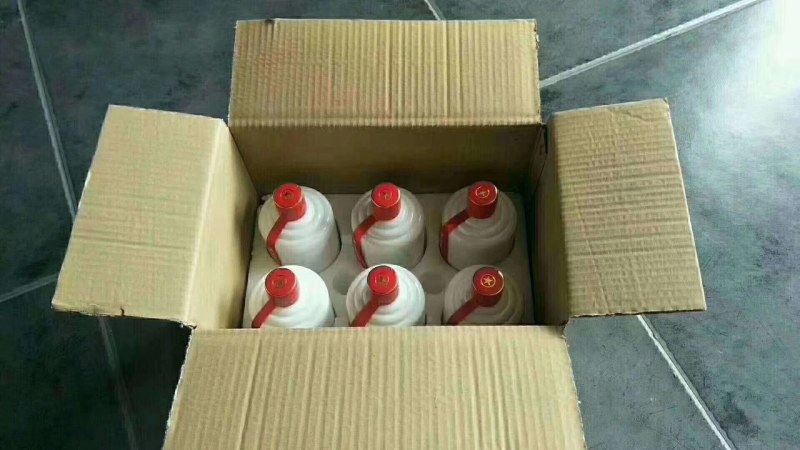 贵州省仁怀茅台镇酒厂生产53度，酱香型白酒