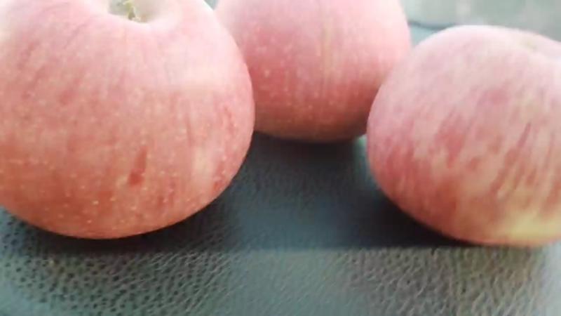 红国光苹果皮薄脆而酸甜，含糖量低，耐储存耐运输。