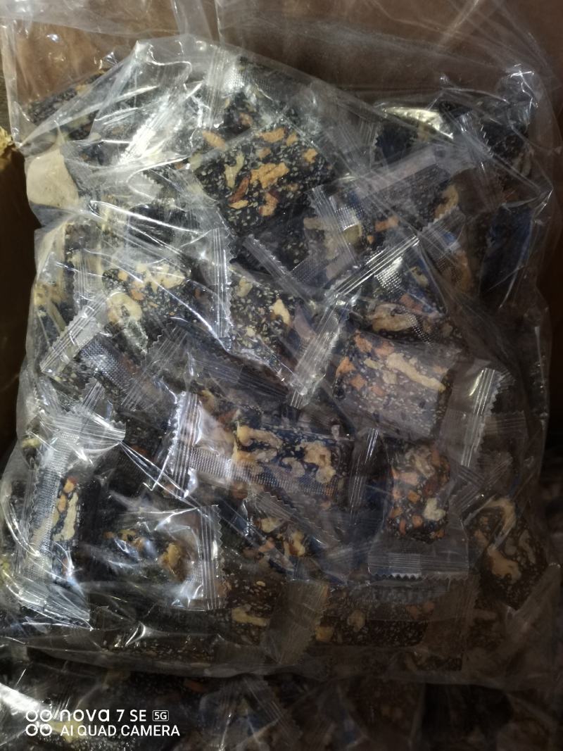 核桃糕，芝麻糕，农家特殊小吃。