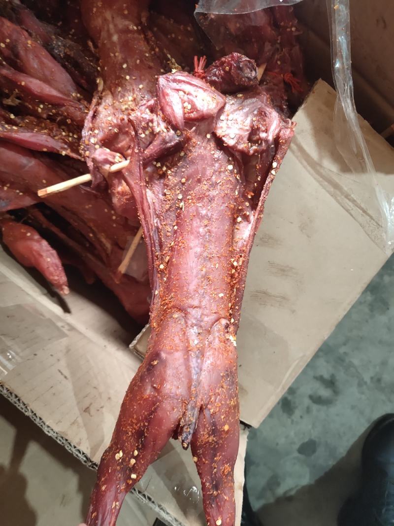 兔子，烟熏兔子有麻辣，五香两种口味，地摊批发，跑江湖热卖