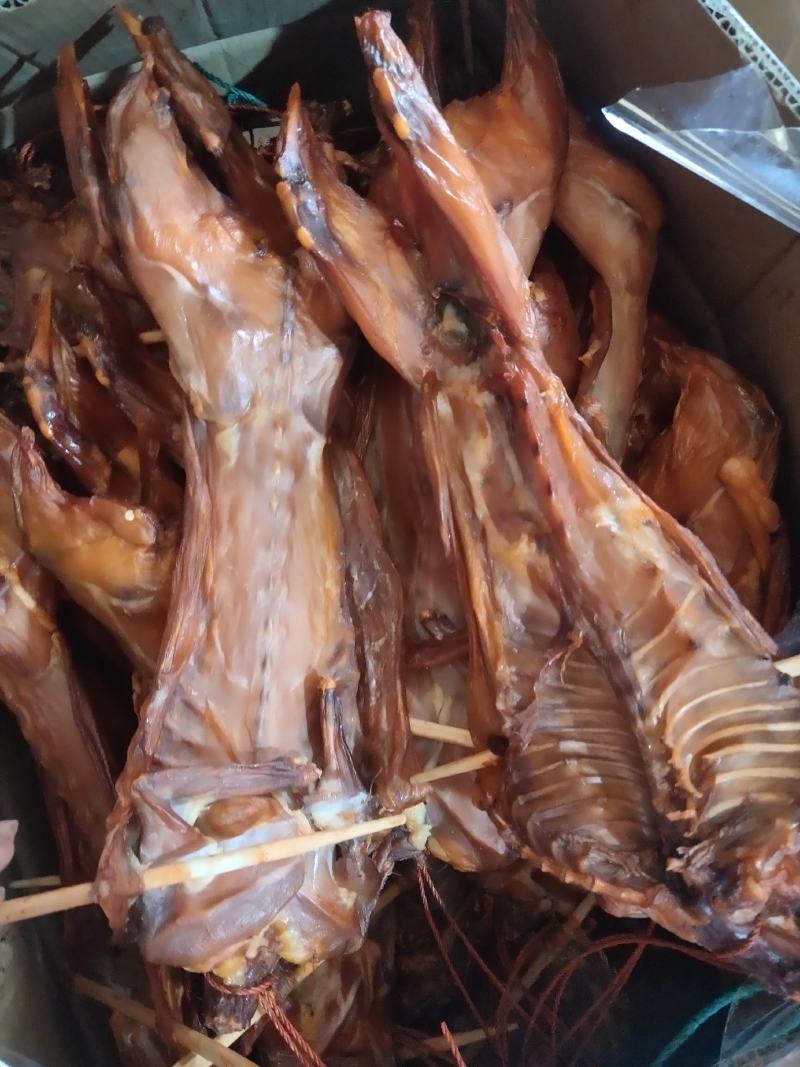兔子，烟熏兔子有麻辣，五香两种口味，地摊批发，跑江湖热卖