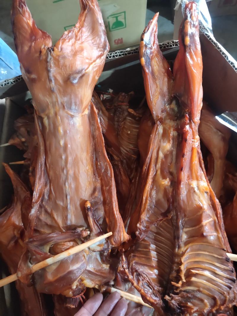 兔子，烟熏兔子有麻辣，五香两种口味，地摊批发，跑江湖热卖