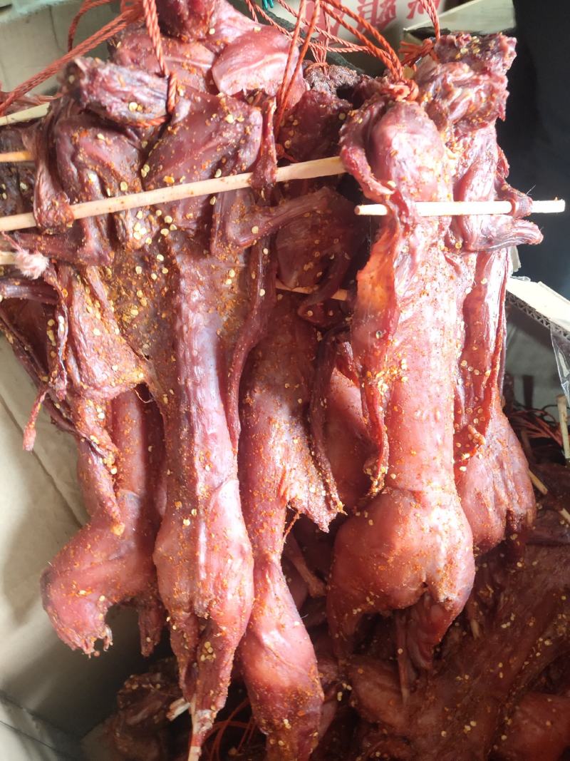 兔子，烟熏兔子有麻辣，五香两种口味，地摊批发，跑江湖热卖