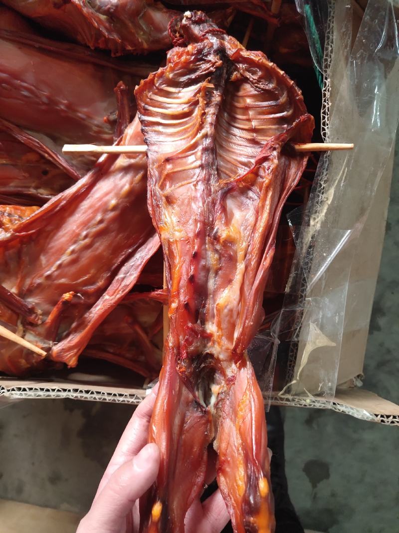兔子，烟熏兔子有麻辣，五香两种口味，地摊批发，跑江湖热卖