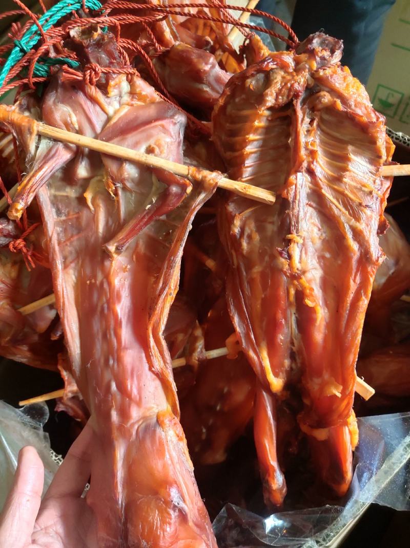 兔子，烟熏兔子有麻辣，五香两种口味，地摊批发，跑江湖热卖