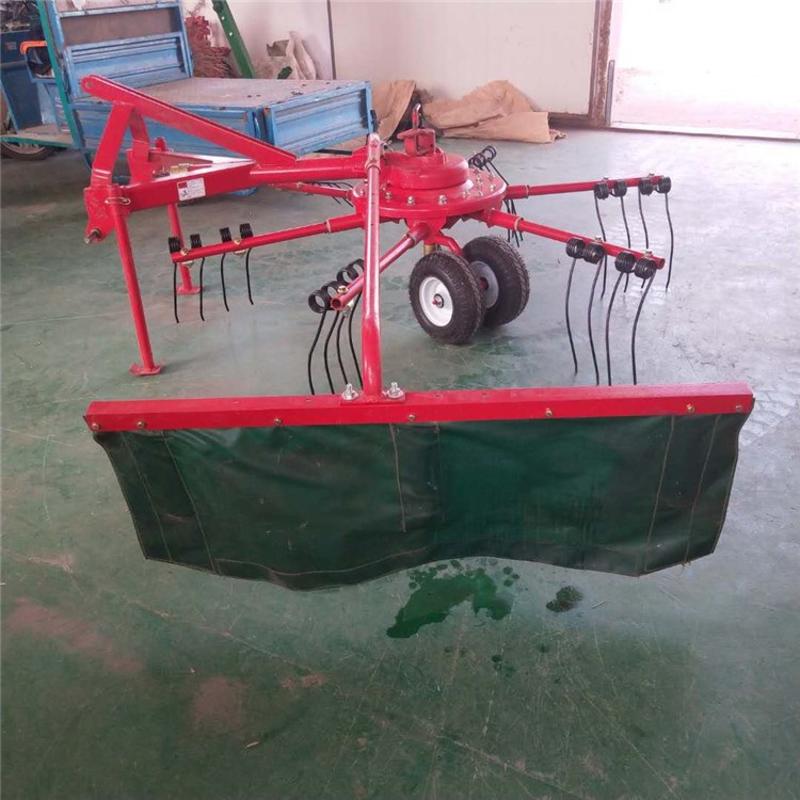 这款四轮拖拉机带的摊晒机秸秆搂草机