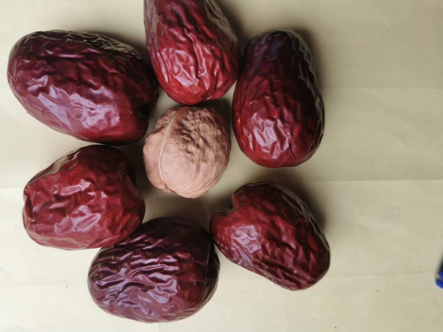 展示干红枣片与常见补血食材的铁含量及吸收率对比图表 干红枣片与动物肝脏、菠菜、黑芝麻的营养对比图