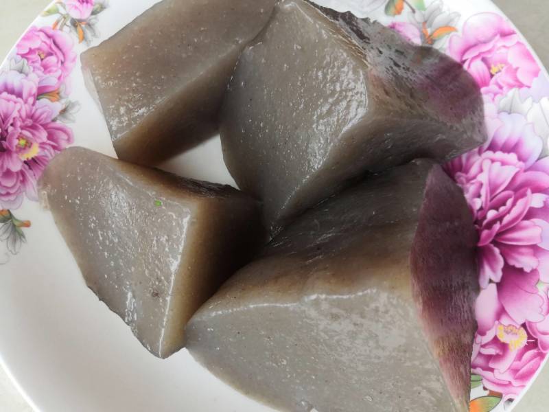 黑魔芋粉，是野生魔芋晒片打成的粉，专做魔芋豆腐用，不沙口