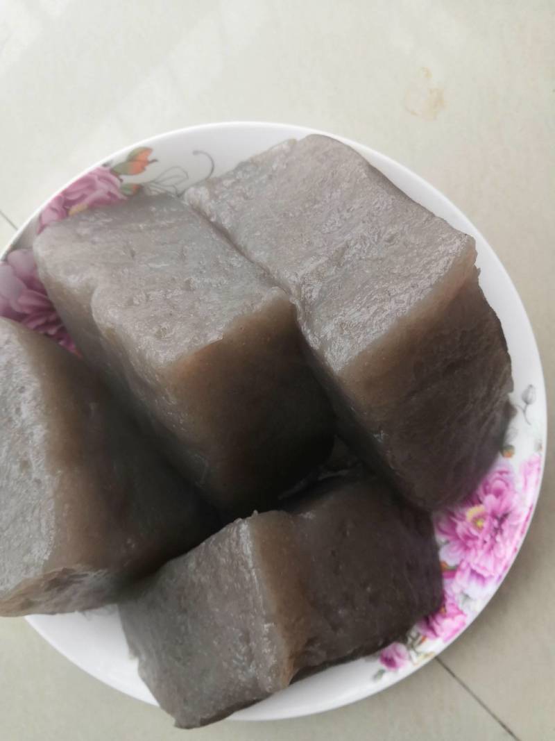 黑魔芋粉，是野生魔芋晒片打成的粉，专做魔芋豆腐用，不沙口