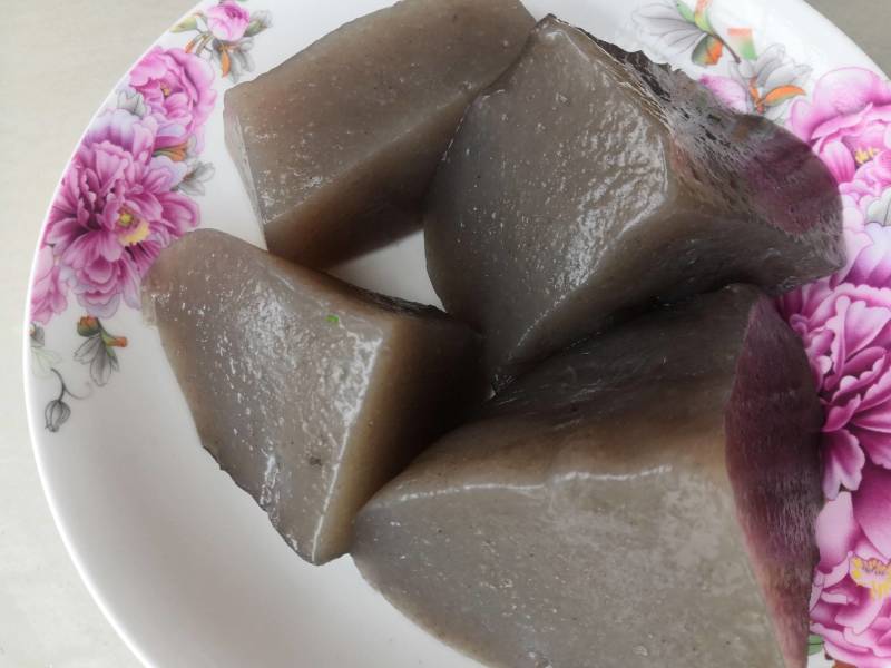 黑魔芋粉，是野生魔芋晒片打成的粉，专做魔芋豆腐用，不沙口