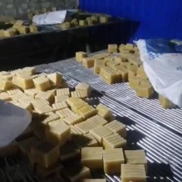 冻豆腐大量批发、豆皮，纯卤水手工制作，品种保证，欢迎老板