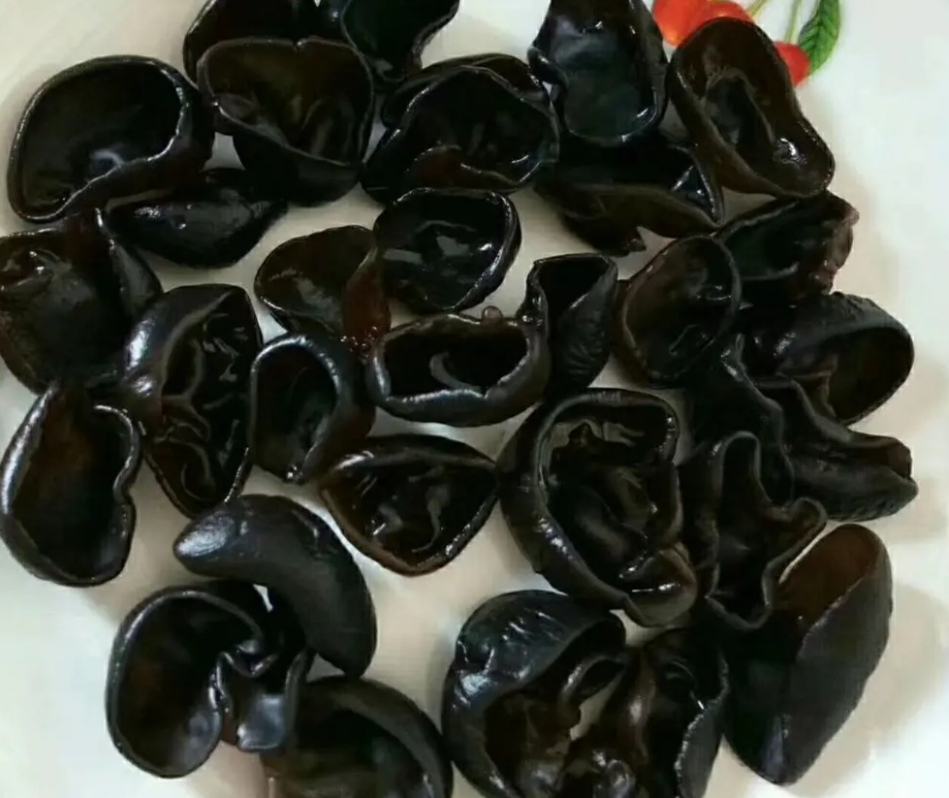 秋木耳泡发与烹饪过程