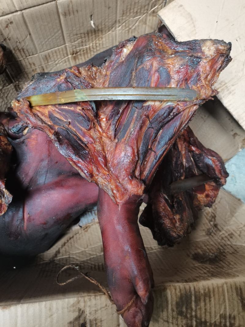 四川特产烟熏腊猪脚，烟熏破猪脚，一手货源，价格美丽