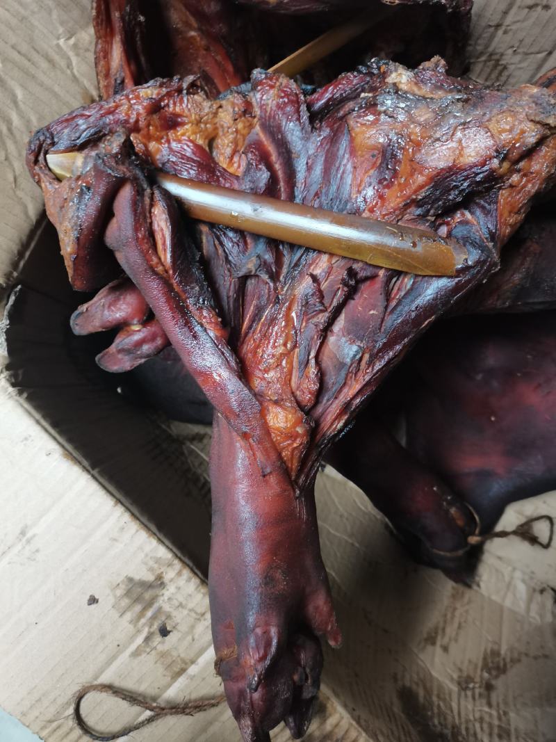 四川特产烟熏腊猪脚，烟熏破猪脚，一手货源，价格美丽