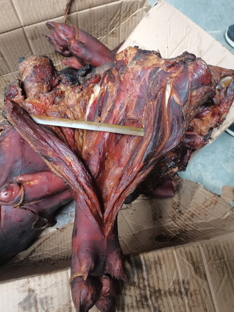 四川特产烟熏腊猪脚，烟熏破猪脚，一手货源，价格美丽