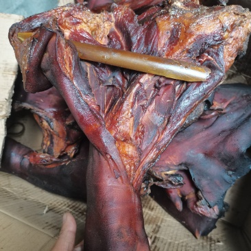 四川特产烟熏腊猪脚，烟熏破猪脚，一手货源，价格美丽