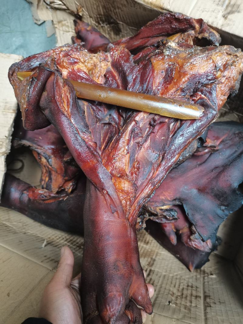 四川特产烟熏腊猪脚，烟熏破猪脚，一手货源，价格美丽