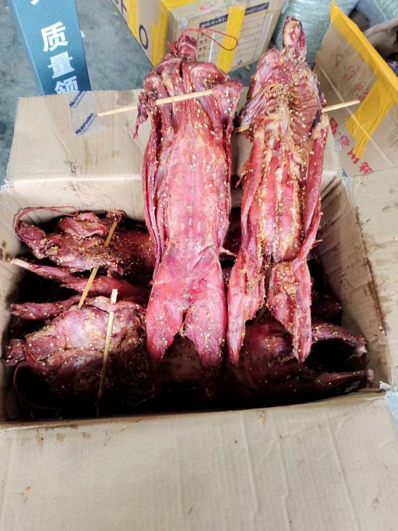 麻辣兔子，有五香，麻辣味两种口味八成干，地摊展会集市热