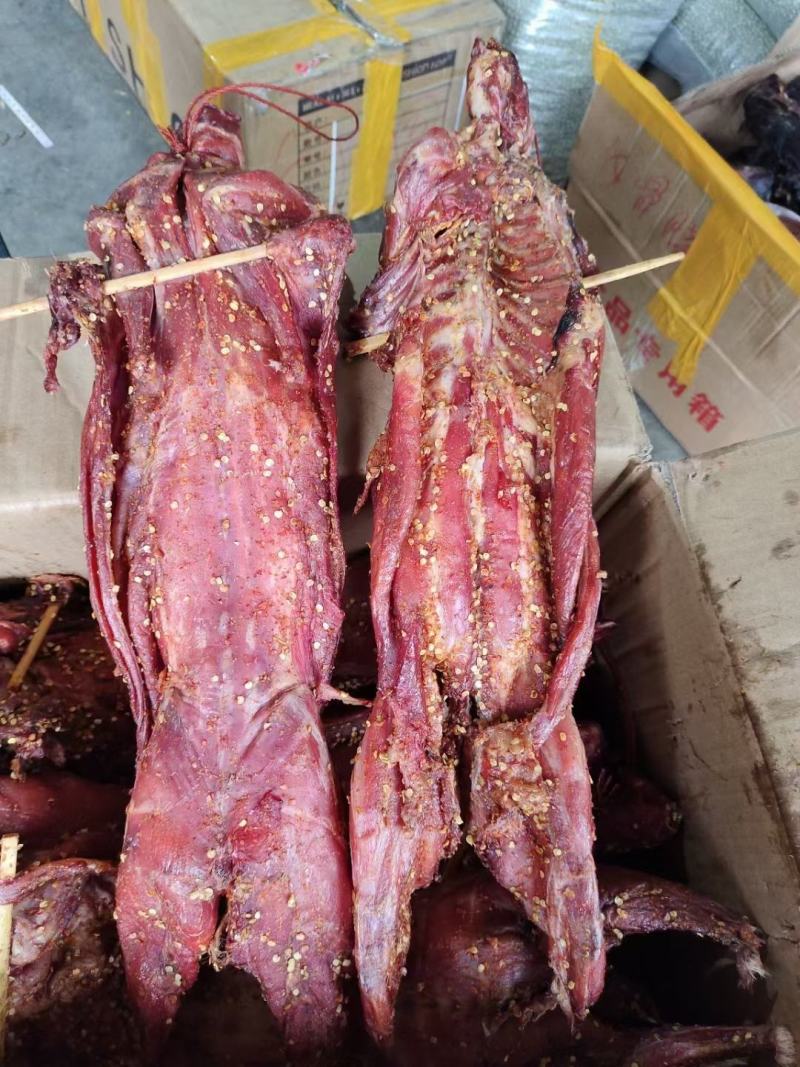 麻辣兔子，有五香，麻辣味两种口味八成干，地摊展会集市热