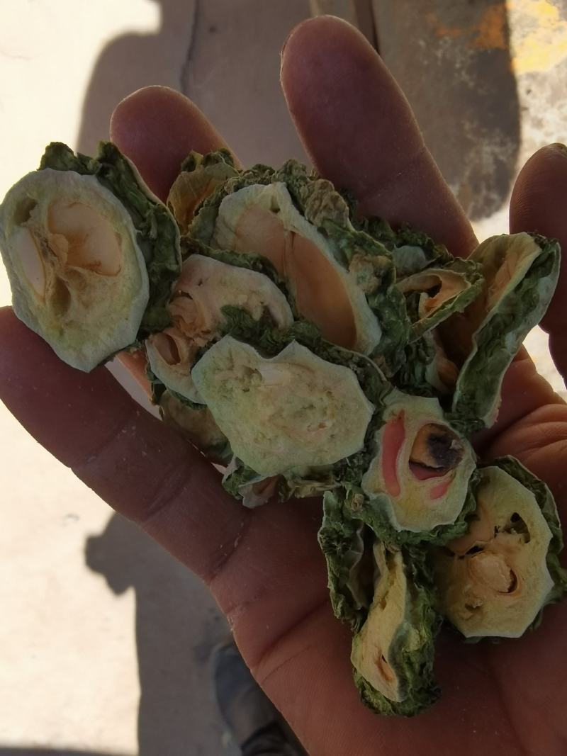 选用当季优质鲜苦瓜，空气能烘干机烘干而成