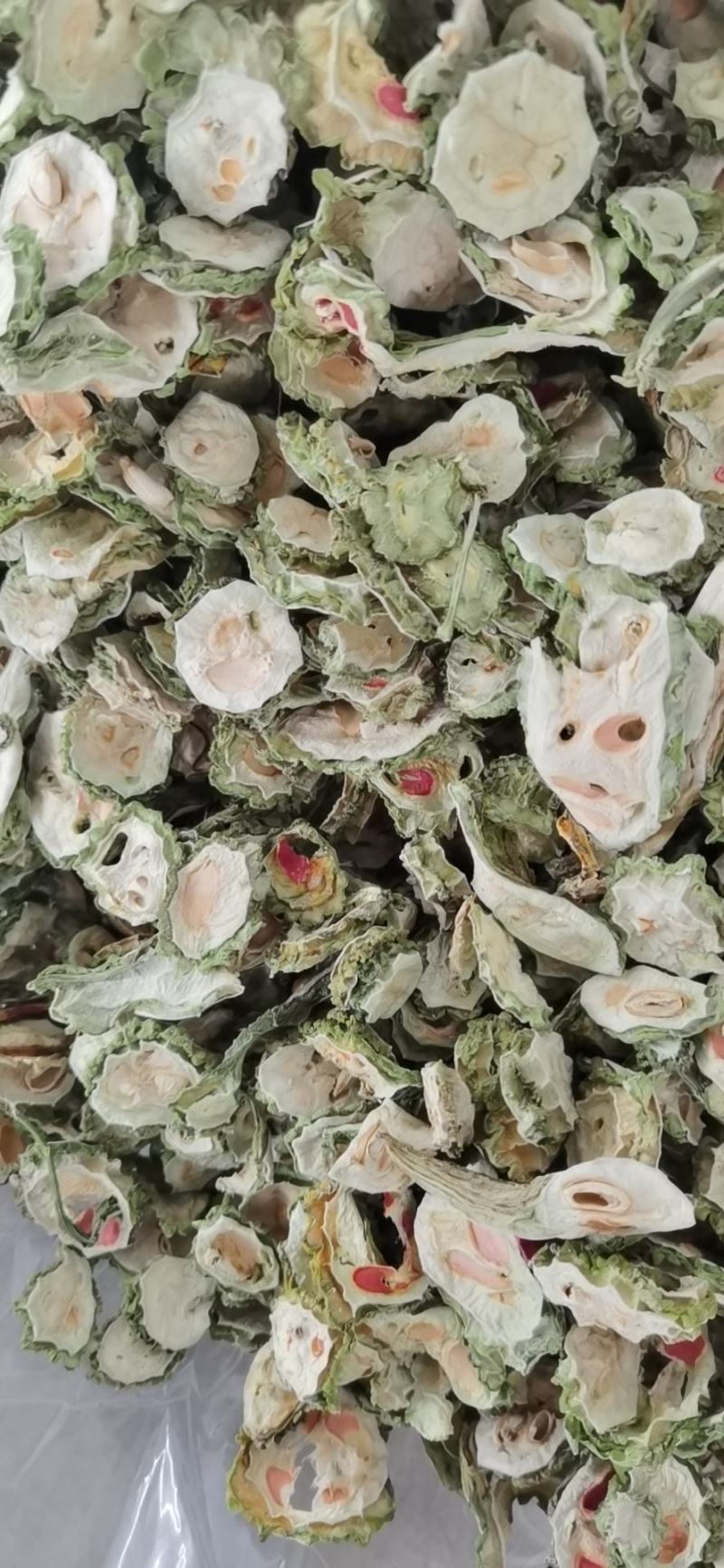 选用当季优质鲜苦瓜，空气能烘干机烘干而成