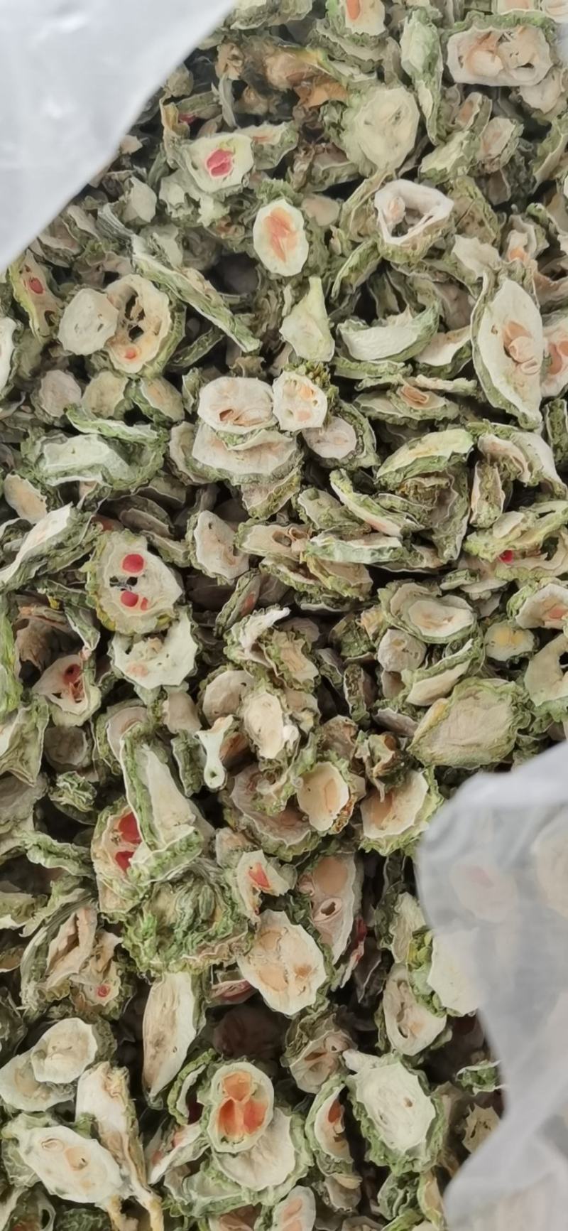 选用当季优质鲜苦瓜，空气能烘干机烘干而成